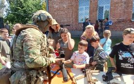 Юні вінничани поспілкувалися із військовими і оглянули зразки  зброї