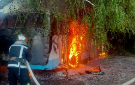 Чорний дим над Тяжиловом: на вулиці Складській горів недіючий автобус