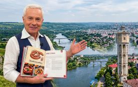 «Книга спогадів та гастрономічної душі»: Костянтин Грубич отримав у подарунок збірник рецептів з Вінниці