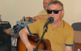 Незрячий вінницький бард на концерті презентував нову пісню «От падав літній дощ»