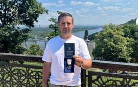 Головнокомандувач ЗСУ Олександр Сирський відзначив вінничанина Ярослава Мрочка почесним нагрудним знаком «За сприяння війську» (прес-служба БФ Сергія Притули)