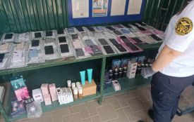 Хотіла ввезти без декларування 47 смартфонів, парфуми та годинники — митники зупинили