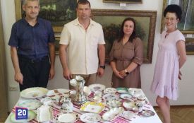 Столітнє скло з-за океану: меценатка передала вінницькому музею колекцію десертного посуду
