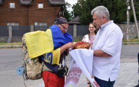 Латвійський мандрівник  пішки подолав 1400 кілометрів до Вінниччини, щоб зібрати кошти для ЗСУ