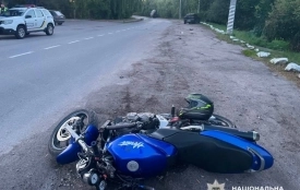 Мотоцикл в'їхав в припарковане авто: в ДТП у Калинівці постраждали двоє людей