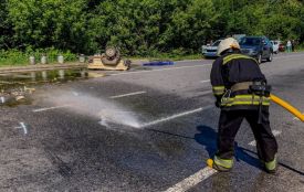 У Немирівській громаді після ДТП рятувальникам довелося змивати мед з дороги