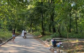 Парк біля лікарні імені Ющенка занепадає. Але грошей на його відновлення немає