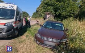 У Росоші після ДТП легковик вилетів на узбіччя і збив жінку
