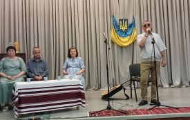 Бард із Маріуполя Богдан Коваль влаштував романтичний концерт літнім вінничанам