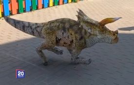 Робот-динозавр гуляє Подільським зоопарком і фотографується з відвідувачами