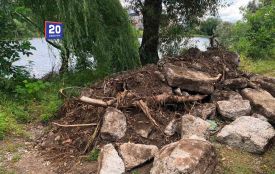 Будівельне сміття і бетонні блоки звезли до озера у Вінницьких Хуторах