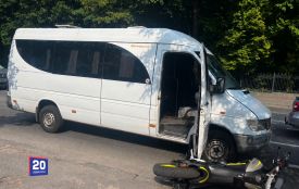 Мотоцикл зіткнувся з маршруткою на Магістратській