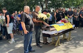 «Мій брат. Моє сонце». Вінниця попрощалася з Віктором Гусляковим, який живцем згорів від удару дрона