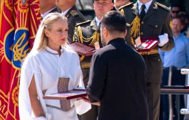 Мати Назарія Гринцевича отримала «Золоту Зірку» Героя України та передала Президенту шеврон сина