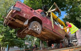 Понад п’ять років під парканом дитсадка: у Вінниці прибрали покинутий ВАЗ