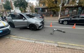 У Вінниці зіткнулися Mercedes та електросамокат: 25-річна дівчина потрапила до лікарні