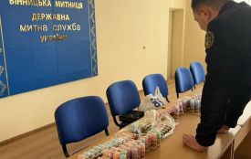 Сховали під одягом і примотали скотчем: на Вінниччині митники виявили 88 флаконів рідини для вейпів