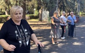 Вінничани 60+ не сидять без діла: як у терцентрі займаються скандинавською ходьбою