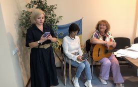 Творчі волонтери на зустрічі читали вірші про війну і виконували романси