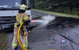 Вантажівка врізалася у відбійник під Калинівкою — на дорогу витекло пальне