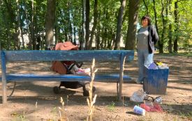 Парк імені Ющенка потопає у смітті: переповнені урни ніхто не прибирає