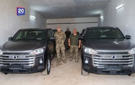 П’ять пікапів передали вінницьким військовим