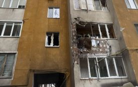 У сусідньому Хмельницькому дрон влучив у багатоповерхівку. Що відомо