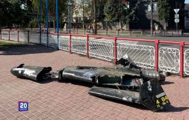 Збитий над громадою безпілотник показали людям: уламки виставили в центрі міста