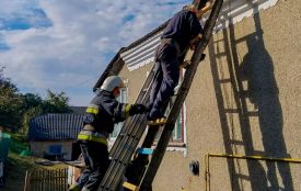На горищі та за зачиненими дверима —  рятувальники допомогли двом літнім людям