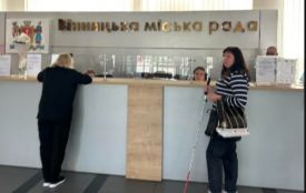 «А ти, Макар, у Карпати не їдеш»: чому незряча мама учня шукала департамент освіти?