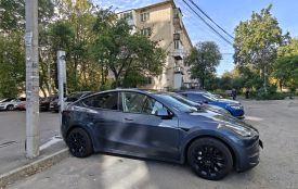 На Янгеля та Космонавтів встановили зарядки для електрокарів. Як вони працюють
