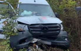 Mercedes злетів у кювет і врізався в опору біля Гайсина. Троє людей у лікарні