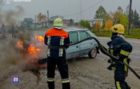 У Мурованих Курилівцях загорівся автомобіль, а в Жорнищах — зерносушарка