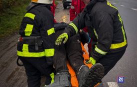 У Літині зіткнулися два легковики: 72-річного водія затиснуло в салоні