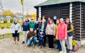 У Зарванцях батьки полеглих воїнів посадили сакури пам’яті: на деревах будуть гільзи з позивними їх синів