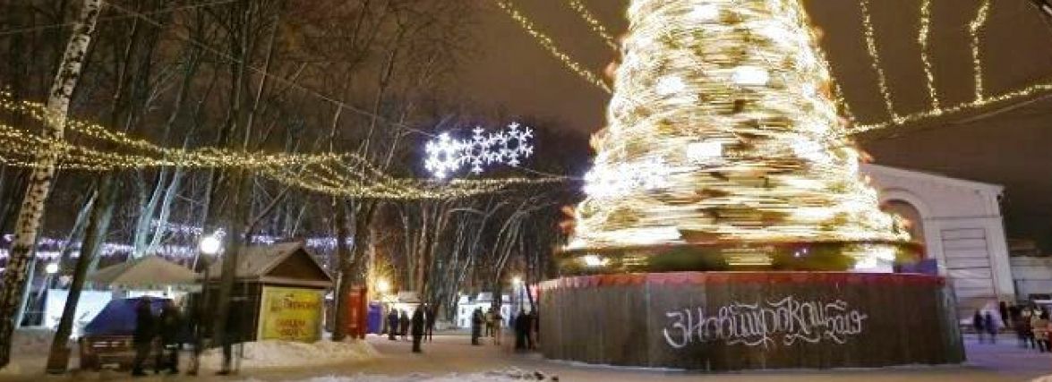 Ялинкова еволюція. Як виглядало головне новорічне вінницьке дерево у різні роки