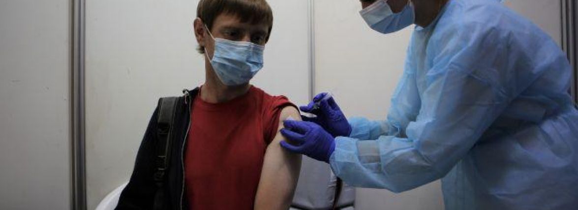 У нас машина, а у вас? Як в різних країнах світу заохочують вакцинуватись від коронавірусу
