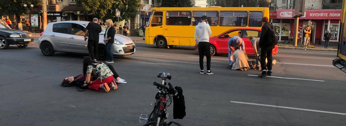 Дві дівчини на асфальті та «швидка». На Коцюбинського сталася ДТП. ОНОВЛЕНО