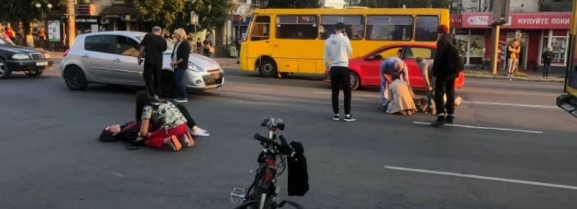 На «зебрі» по Коцюбинського легковик збив трьох 17-річних студенток. Нові деталі ДТП