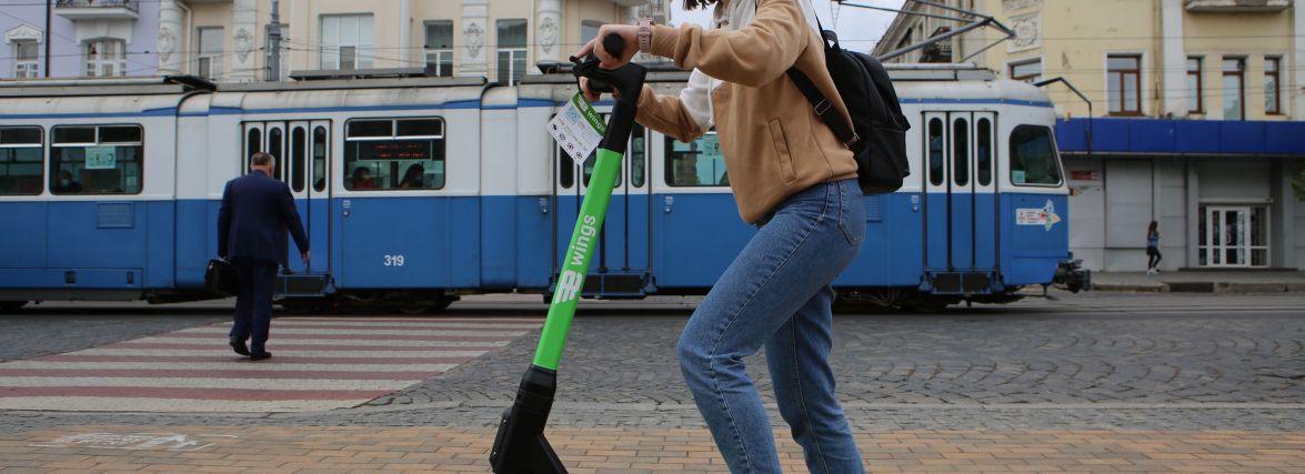 Топлять, викрадають, трощать: від кого і наскільки часто у Вінниці страждають е-самокати
