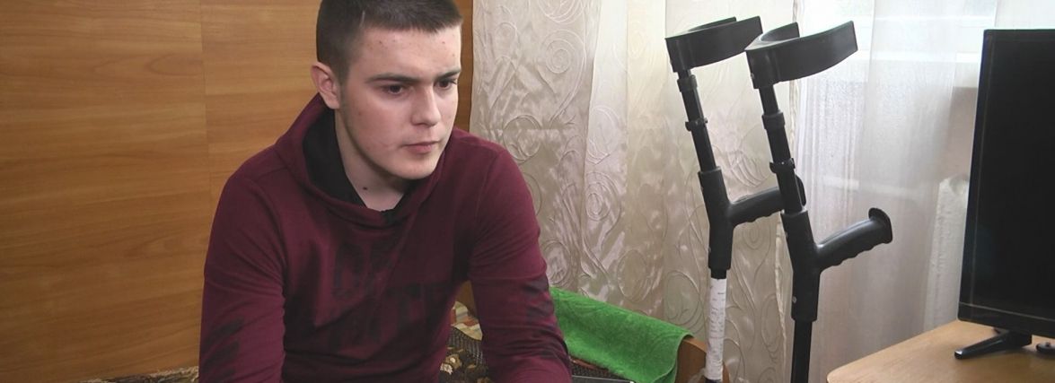 «Кажу йому: ти ще поїдеш на Паралімпіаду». Хлопець, який залишився без ніг, вийшов на стадіон