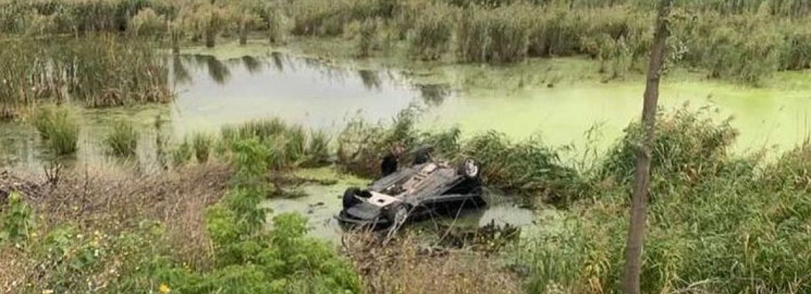 У Вінницькому районі зіткнулися дві машини. BMW після удару потрапило в озеро