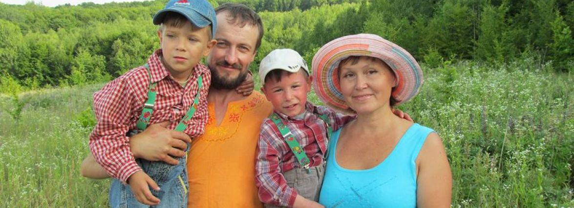 «Проміняв життя у місті на чисте поле». Як сім’я вінничан власноруч створила родове поселення