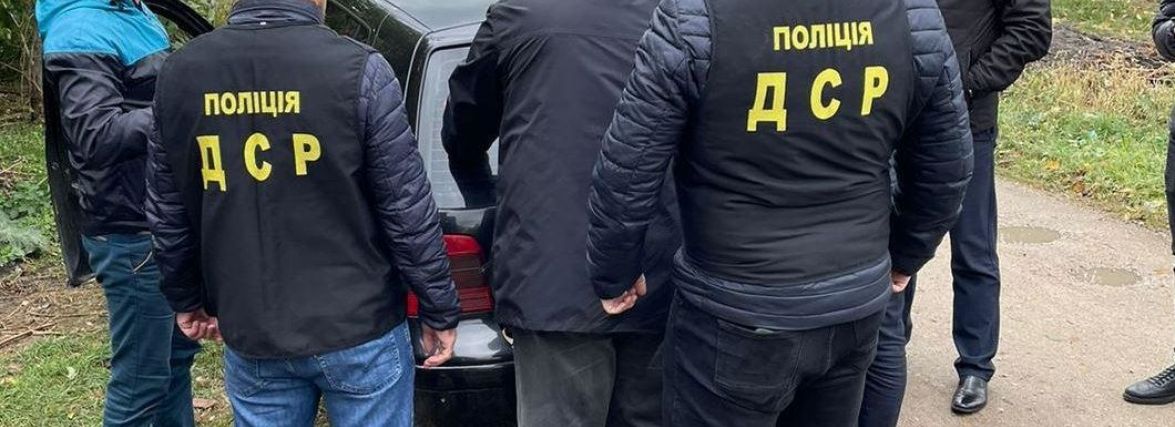 Вимагав та отримав 5 тисяч доларів. На Вінниччині затримали посадовця-хабарника