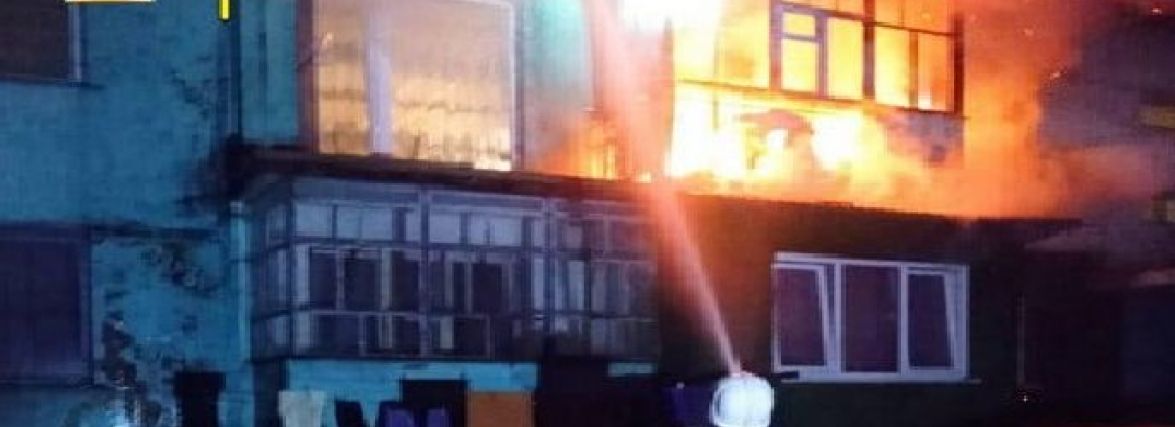 Нічна пожежа у Піщанці. З двоповерхового будинку евакуювали 20 мешканців