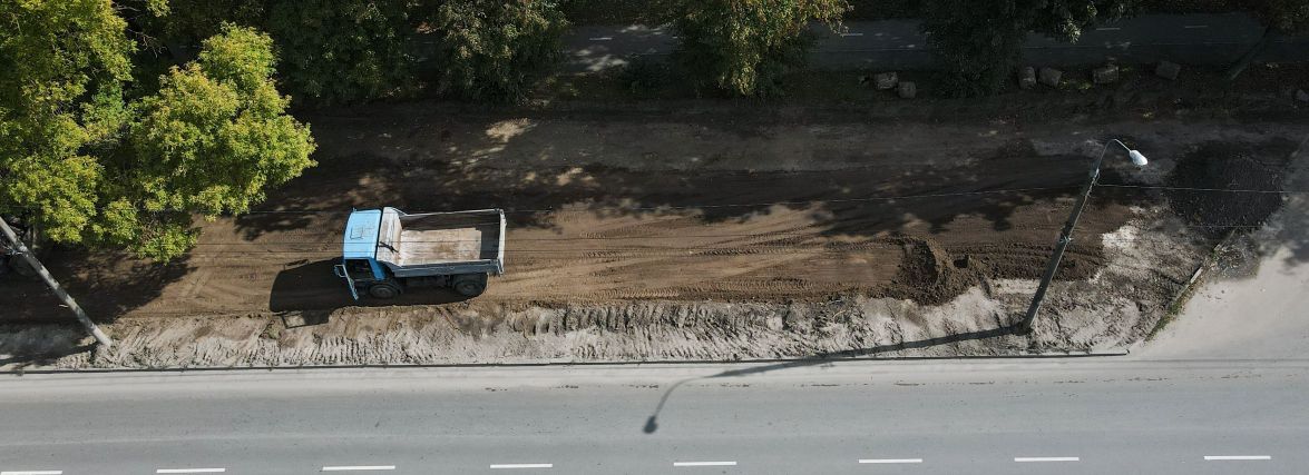 На Київській біля зоопарку будують парковку на 36 автомобілів. Є інклюзивні місця