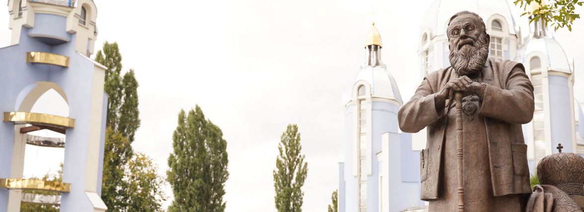 Бронзовий та у повний зріст: у Вінниці встановили пам'ятник Любомиру Гузару