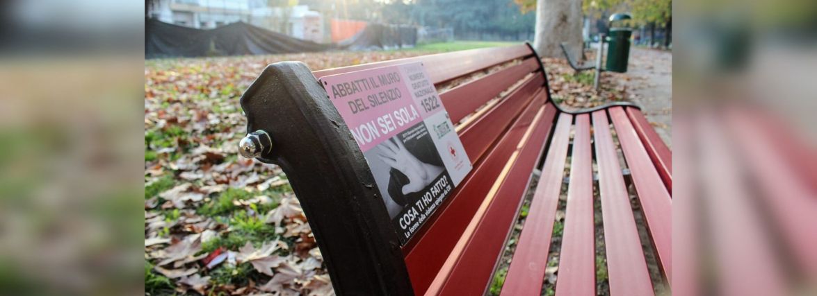 Червона лавка як протидія насильству. Чи встановлять таку у Вінниці?