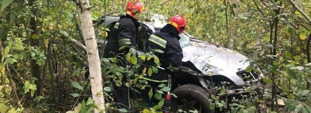 На Вінниччині водій на KIA Sorento злетів у кювет. Викликали рятувальників