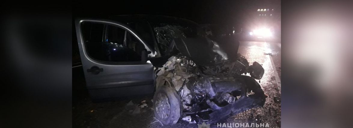 Розтрощені машини та потерпілі на землі. На Жмеринщині два авто зійшлися «лоб у лоб»